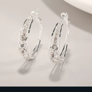 Örhängen i Silver med Cubic Zacornia - Helt nya Örhängen i 925 Sterling Silver med Cubic Zacornia stenar.