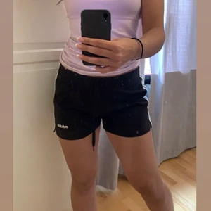Adidas shorts - Adidas i dammodell M. Använda ett fåtal gånger!                          GRATIS FRAKT❤️