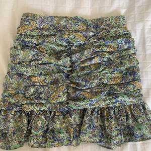Assnygg mönstrad kjol köpt från shein men nästan precis som den från zara❣️jättesnyggt på alla👌🏼strl S💘frakt tillkommer på 52/26 kr! 