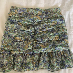 Mönstrad kjol - Assnygg mönstrad kjol köpt från shein men nästan precis som den från zara❣️jättesnyggt på alla👌🏼strl S💘frakt tillkommer på 52/26 kr! 