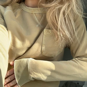 Tröja - Tröja från boomerang, pojkstorlek xs så passar tjejer mellan xs-s skulle jag säga, har en mörk fläck på insidan av ärmen precis vid handen men syns knapp, kan skicka fler bilder i chatten ☺️