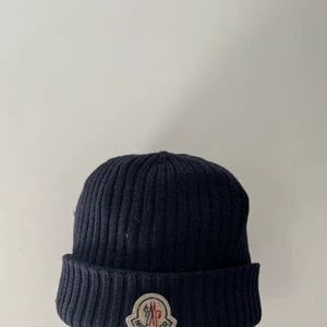 MONCLER MÖSSA - Använd mycket men är i bra skick 