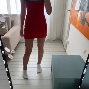 Polo Ralph Louren klänning - En jätte söt klänning ifrån polo ralph louren! Säljer pågrund av att den inte har använder den så mycket men perfekt för sommaren. Jag är 174 och den sitter inte jätte taight på mig. Jätte söt inför sommaren, pris kan diskuteras.😘😍