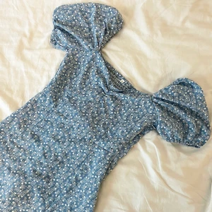 Klänning  - Säljer denna gulliga klänningen från shein. Klänningen har endast testats då det tycärr inte är min stil. Köparen står för frakten💙