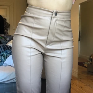 Beiga Skinnbyxor missguided 34 - Snygga Skinnbyxor av bra kvalitet strl 34, passar 36 också, passar lite längre ben, 165+ om man inte vill ha de långa