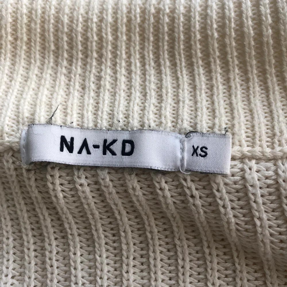 Säljer denna vita stickade tröja från NA-KD🤍använd ett par gånger men den har inga skador/ fläckar etc. Storlek XS men den passar mig väldigt bra som vanligtvis brukar ha storlek S/M💓. Stickat.
