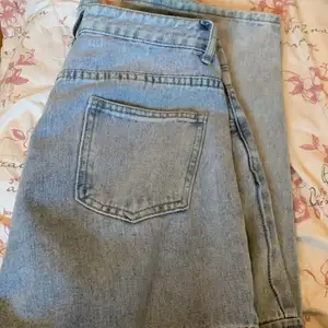 Hej! Säljer mina absolut favorit jeans jag någonsin haft! ett par cargo jeans från shein. Tyvärr sitter jeansen för små på mig nu än vad de gjorde när jag köpte dem! Så nu är det tags att sälja dem! Jeansen är jätte sköna, bytt gylf och i bra skick! 100kr