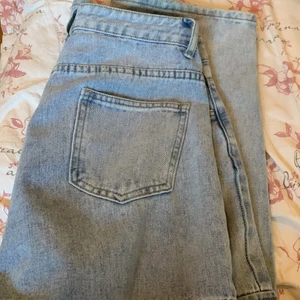 Cargo jeans - Hej! Säljer mina absolut favorit jeans jag någonsin haft! ett par cargo jeans från shein. Tyvärr sitter jeansen för små på mig nu än vad de gjorde när jag köpte dem! Så nu är det tags att sälja dem! Jeansen är jätte sköna, bytt gylf och i bra skick! 100kr