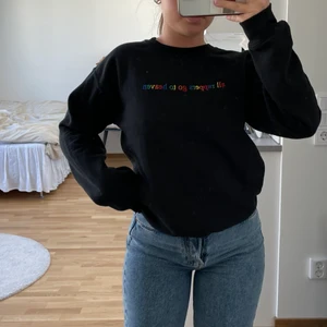 Sweatshirt - Tröja med texten ”all rappers go to heaven” 💌 Storlek står inte men jag skulle säga att den passar strl XS-S. Den är i begagnat men fint skick och fraktas spårbart för 59 kr!