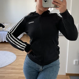 Adidas zip-hoodie - Adidaströja i barnstrl L o fint skick! Står att den ska passa 13-14Y, för referens är jag 1,60 lång o bär vanligtvis strl S 🖤 Fraktas spårbart för 59 kr! 💌
