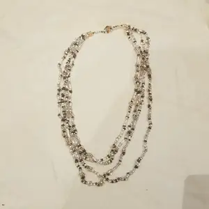 Superfint halsband gjort av svarta, beiga, vita och genomskinliga glaspärlor. Köptes på secondhand för 40 kr. Har använts 3-5 gånger men är i bra skick! (: