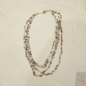 Halsband - Superfint halsband gjort av svarta, beiga, vita och genomskinliga glaspärlor. Köptes på secondhand för 40 kr. Har använts 3-5 gånger men är i bra skick! (: