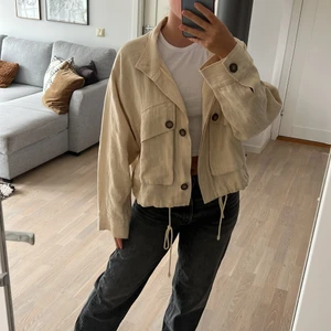 Jacka i linne - Linnejacka ifrån Gina Tricot, köpt förra sommaren och endast använd ett fåtal gånger. Storlek M och oversize, vilket ger en perfekt oversize look på mig som är en S/M