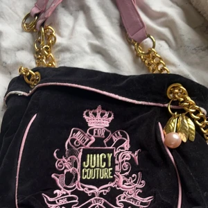 Juicy couture väska - Jag säljer min juicy couture för att den tyvärr inte kommer till användning.jag vet inte om den är etta eller inte ,därav så säljer jag den billigt . Den är lite sliten uppe på väskan men inget man tänker på när man har på sig den.💗