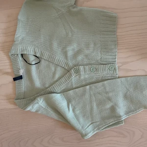 Grön kofta strl m - Kort kofta från hm. Använd fåtal gånger. Köparen står för frakten!💕