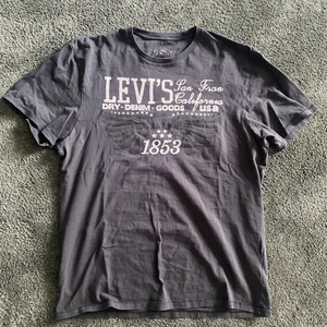 Levi’s t-shirt  - Fett snygg och vääldigt skönt material, köpt på secondhand🥰 bara att skriva om det finns några frågor 