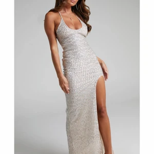 Paljettklänning  - Suuper fint klänning som passar till bal. Hittat en annan klänning så gör en intressekoll på denna här!💓 passar perfekt på mig som är S och har bh storlek 75D. Stretchig. 