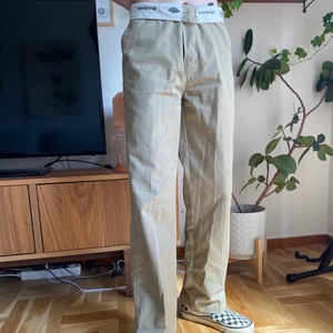 Dickies Elizaville Khaki - Knappt använda Dickies i modell Elizaville storlek 36. Finns att hämtas i Uppsala eller skickas mot porto (66kr med postnord skicka lätt) 