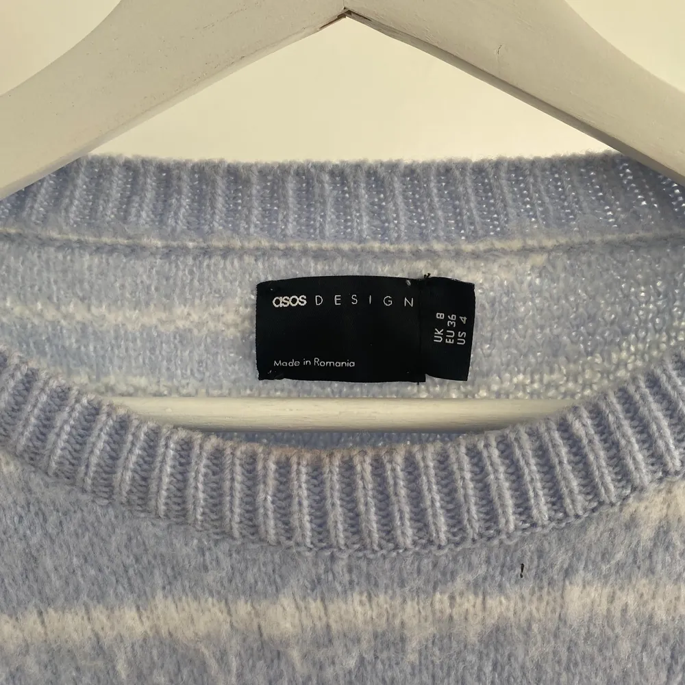 Zebrafärgad stickad swetshirt från ASOS! Stl 36🥰🥰🥰. Stickat.