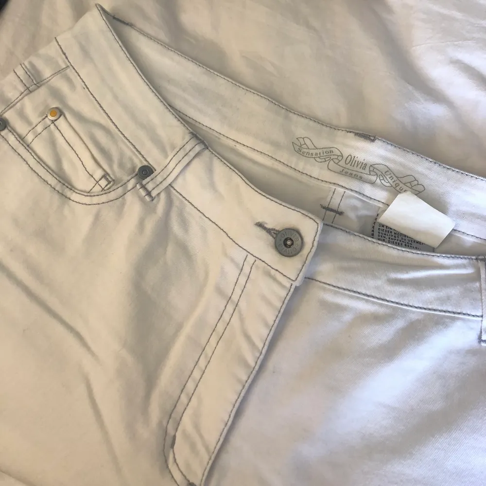 Jättte snygga vita jeans med coola bakfickor i ny skick!!💕Dom sitter baggy på mig som vanligtsvist har storlek 36-38, bara att skriva vid frågor eller om man vill ser fler bilder . Jeans & Byxor.