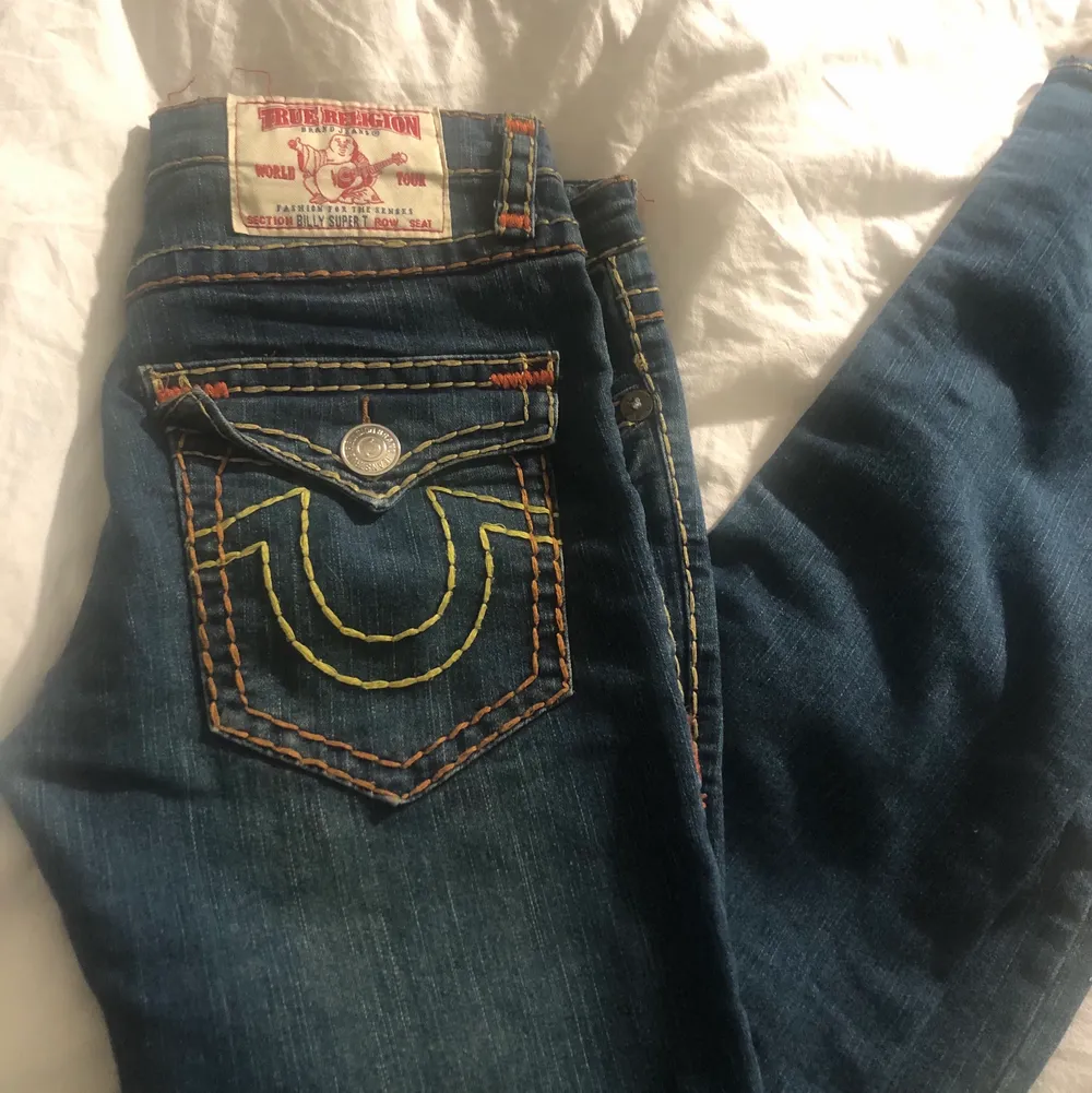 Jätte snygga lågmidjade true religion jeans i jätte bra skick, säljer då dom inte riktigt passar!!💕bara att skriva vid intresse eller om du vill se fler bilder. Innrebenslängden är 83 cm midjemåttet är 41 cm rakt över och gren måttet är 20 cm och benöppningen är 23 cm rakt över . Jeans & Byxor.