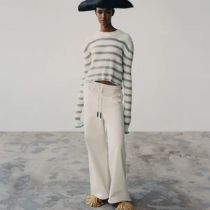 Stickad randig tröja från HM studio 2021 - Finaste tröjan från förra årets HM studio! Så fint men används tyvärr inte tillräckligt mycket hos mig :( sparsamt använd 