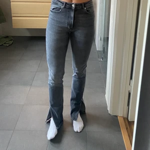 Gråa jeans ZARA - Säljer dessa gråa jeans med slits från zara som tyvärr blivit lite för små. Jag är 176 cm och detta är hur byxorna sitter på mig. Storlek 38. Nyskick. Du som köpare står för frakten☺️