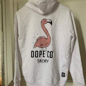 En hoodie ifrpn märket DOPE, är helt ny och prislappen sitter t.o.m kvar🪐 