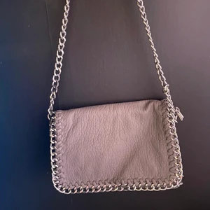 tiamo väska - Söker en tiamo väska helst svart eller beige, pris helst 100 och frakt 60-70kr eftersom jag är rätt så pank 🤩❤️