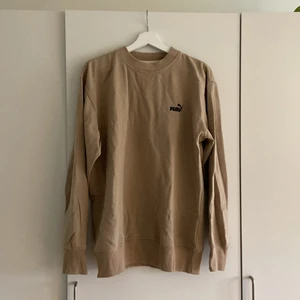 Vintage Puma - Pumatröja som är köpt secondhand. Välanvänd men fortfarande i gott skick. Passar en M oversized och en L lite mer ”true to size”. 