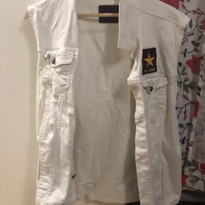  Vest - Vest som vit.