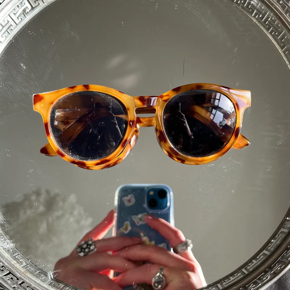 Solglasögon från H&M knappt använda🥰 onesize inga repor, perfekta till sommaren!💗. Accessoarer.
