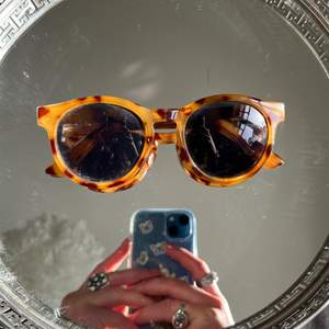 Solglasögon från H&M knappt använda🥰 onesize inga repor, perfekta till sommaren!💗