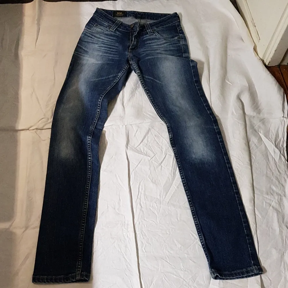 Skitsnygga lagom slitna Lee orginal jeans strl 27/33 modell  Monroe. . Jeans & Byxor.