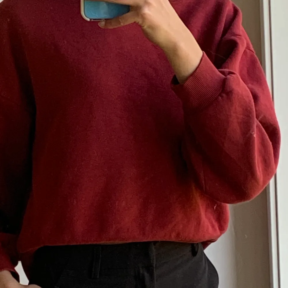 Vinröd sweatshirt från Gina Tricot😇  Nopprig på insidan men ej på utsidan. Den har mudd i slutet av tröjan men på bilden så jag jag vikt in den🥰. Tröjor & Koftor.