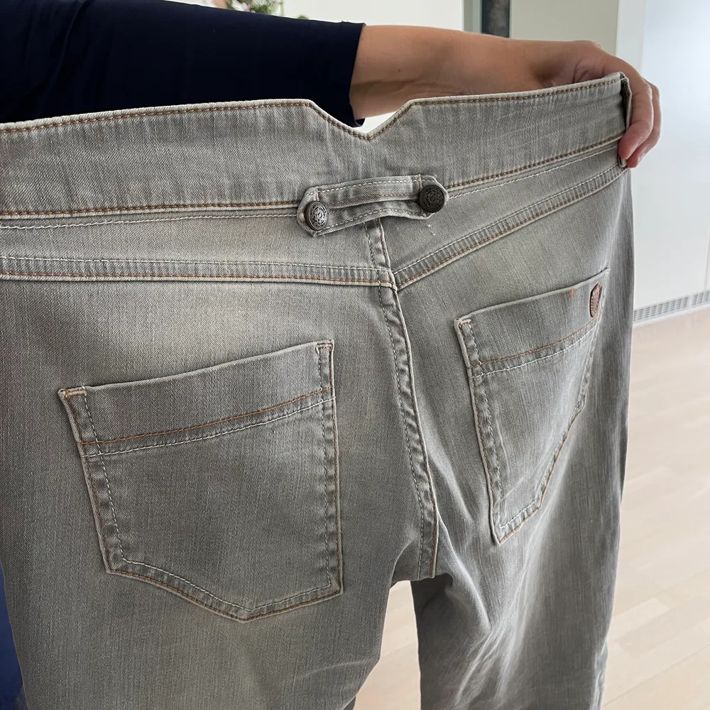 Gråa jeans från Massimo Dutti!❣️❣️❣️ . Jeans & Byxor.