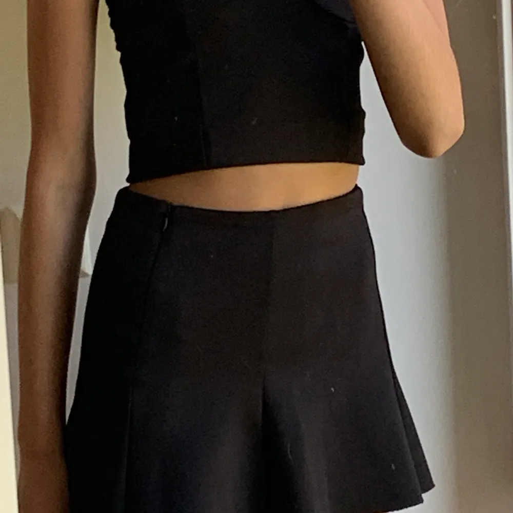 Svart kjol från Lindex, köpt för några år sedan, den är ganska kort på mig som är 180cm lång😇. Kjolar.