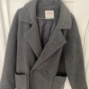 Pull & bear kappa  - Säljer den populära eftertraktade slutsålda jackan / kavajen från Pull and bear, endast använd 1 gång, dvs i nyskick! Först till kvarn 🖤lite  oversized i storleken, så snyggt då det är mer av en skjortjacka/tjock kavaj-jacka. 