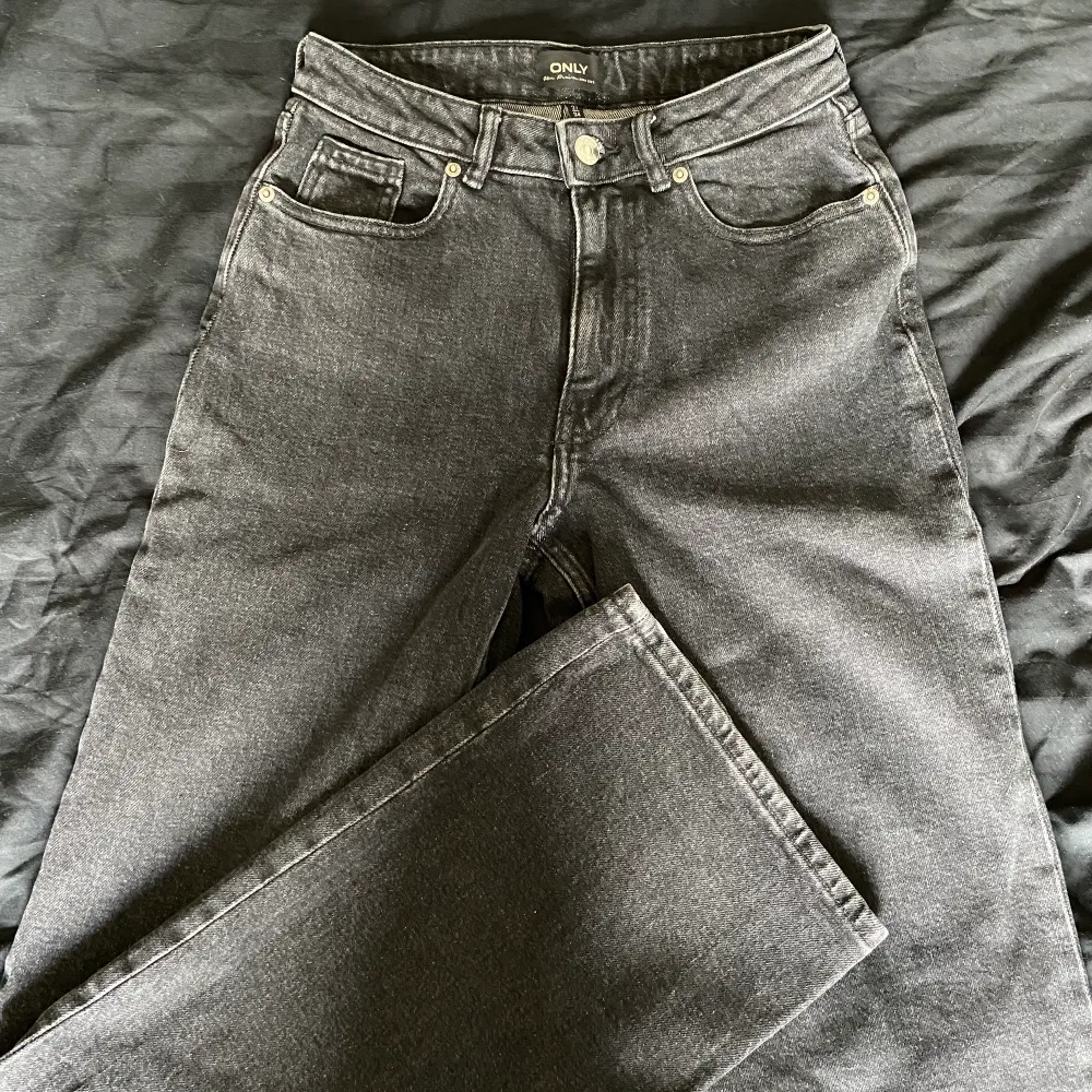Säljer dessa nya byxor i storlek 34/27, hög midja🤍 100kr+frakt! . Jeans & Byxor.