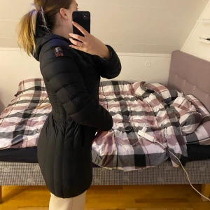 Parajumper dunjacka - Säljer denna äkta parajumper dunjacka i storlek M. Har använt denna jacka ca 1 höst men den är i väldigt bra skick och säljer den nu för 2250kr (Orginalpris 4500kr), pris kan även diskuteras vid snabbköp. Väldigt fin dunjacka som även är figursydd. 