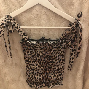 Leopard topp - Söt leopard topp med knytningar. Man kan välja själv om knytningarna/banden ska vara på axlarna eller om dom ska hänga 
