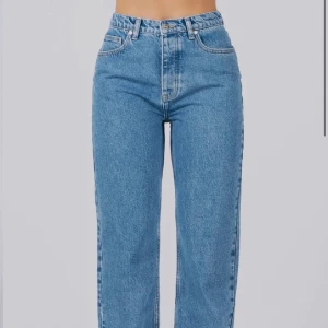 A-dsgn jeans - Detta har varit ett par av mina favoriter länge!! Går inte att köpa nya längre, tror de kostade 800kr. De är slitna längst ner då jag är alldeles för kort för dessa byxor, jag är 164cm