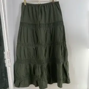 (Inga bilder på. Skriv till mig innan ni köper!)  Populär kjol i olivgrön färg🧩helt oanvänd!🖤 Fraktkostnaden kan variera beroende på betalsätt!
