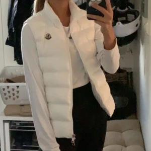Moncler väst - Intressekoll på min vita moncler väst i modellen Chany. Nypris är 6495kr, kom med rimliga prisförslag! Storlek 3