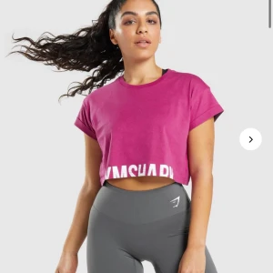 Gymshark Crop Tops - Säljer dessa snygga croppade t-shirts ifrån Gymshark. Det är de på sista två bilderna 🤍 Säljer de för 50 kr styck men båda för 75kr 🌸 Helt oanvända så nyskick💕 Köparen står för frakt 🦋 Kan gå ner i pris vid snabb affär 🌸