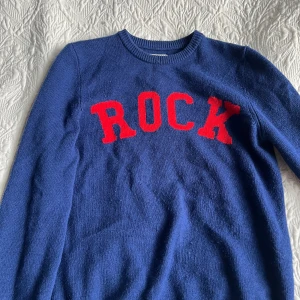 Zadig tröja - En superfin tröja från Zadig and voltaire! Jätteskön tröja som inte är stickig och andvänd cirka 2-3 gng! Säljer för att jag känner att någon annan kan ha mer användning för den!💕köpt för 1000 kr OBS LÅNAD BILD DEN ANDRA