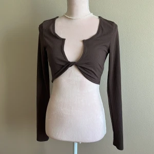 Brun tröja  - En helt oanvänd brun tröja! Super fin att använda när man ska ut med vänner och liknande