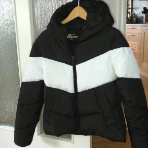 Jacka - Jacka vit och svart strl M