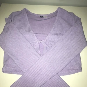 Lila kofta från hm - En oanvänd lila kofta från hm med storlek S 