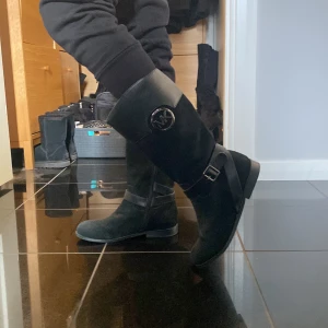 Michael kors boots - Jag säljer mina Michael kors boots inför hösten. dom är i bra skick och pris kan diskuteras vid snabb affär 